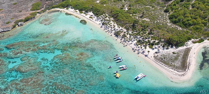 Vue aérienne de la plage de petite terre en Guadeloupe.