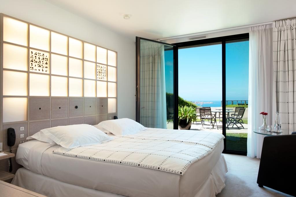 Agapa Hotel Spa Bretagne: chambre avec lit double et vue sur la mer , offre voyage privé