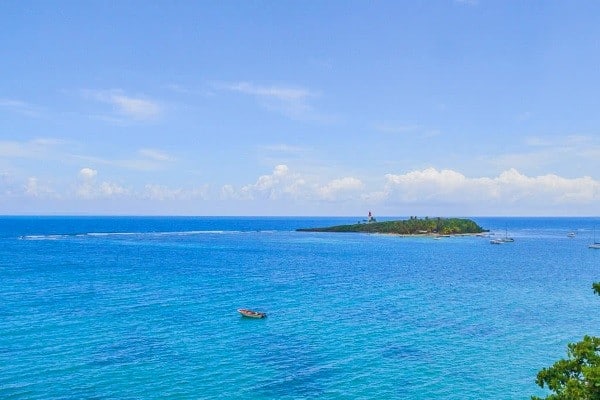 Vue lointaine de l'îlet du Gosier en Guadeloupe. Petite ile au milieu de l amer avec un phare rouge et blanc.