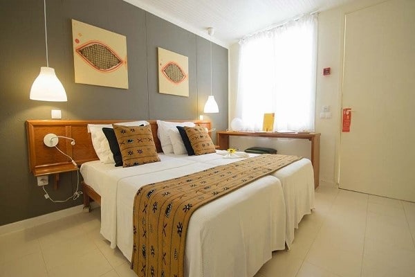 Chambre hotel Héliades Belorizonté a Sal , pour un séjour pas cher all inclusive au Cap Vert . Lit double XXL avec décoration africaine. 