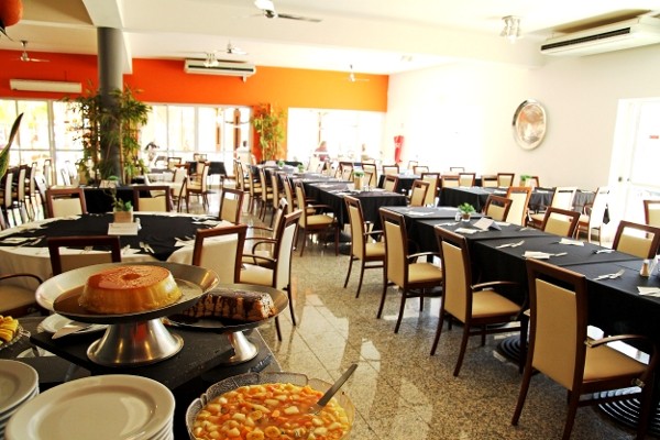 Restaurant de l'hôtel avec rangé de table et buffet , pour un voyage en pension complète .