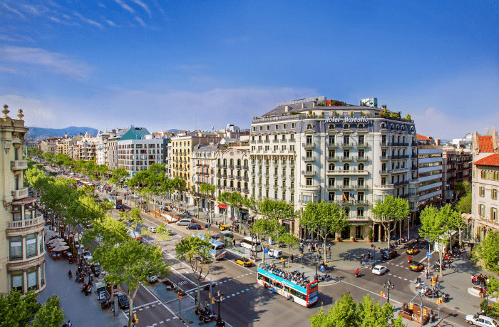 Grande avenue à Barcelone qui relie  le quartier de Gracia à la place Catalogne .  