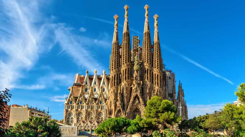 La grande Basilique de la Sagrada Familia à Barcelone : lieu incontournable à visiter . 