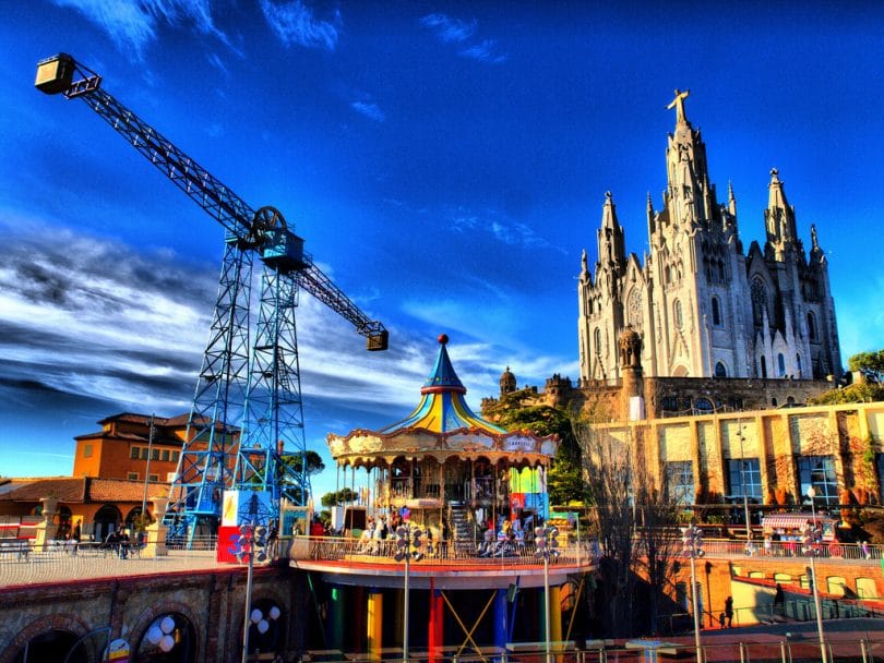 Vue d'ensemble du parc d'attraction Tibidabo proche de la cathédrale du Sacré Coeur à visiter à Barcelone . 