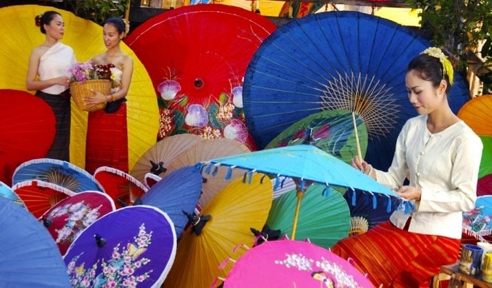 Atelier de création de parapluies traditionnels thaïlandais à Bo sang au sud de Chiang Mai . 