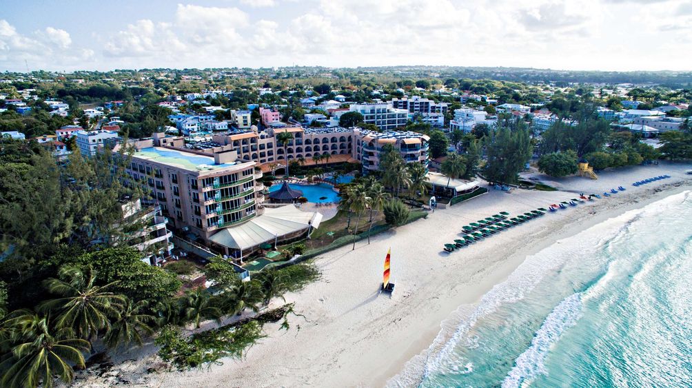 Plage à visiter à la Barbade : plage d'Accra lieu touristique à explorer . 