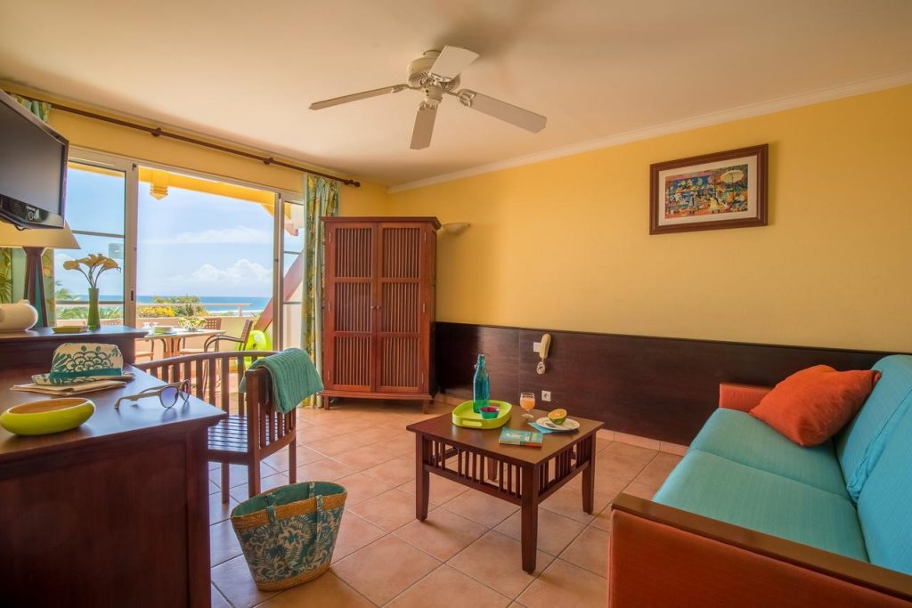 Appartement de vacances Guadeloupe à Sainte Anne avec vue sur la mer des Caraïbes . 
