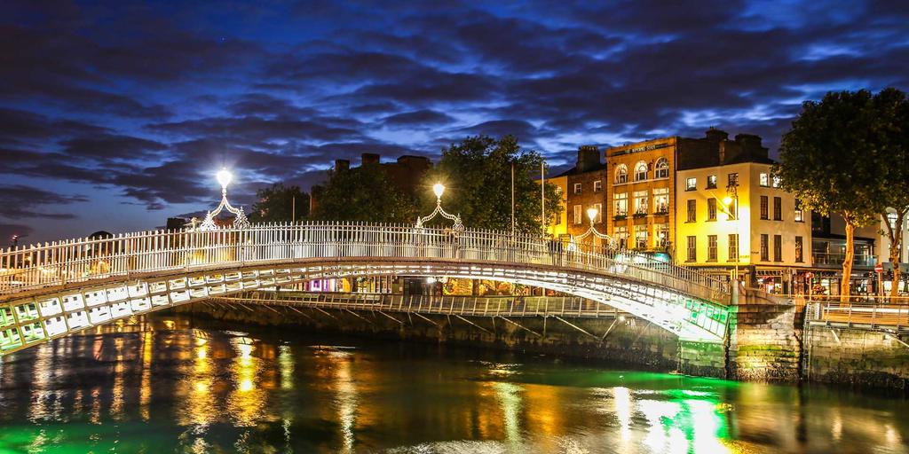 Le pont ha'penny de Dublin qui traverse le fleuve Liffey