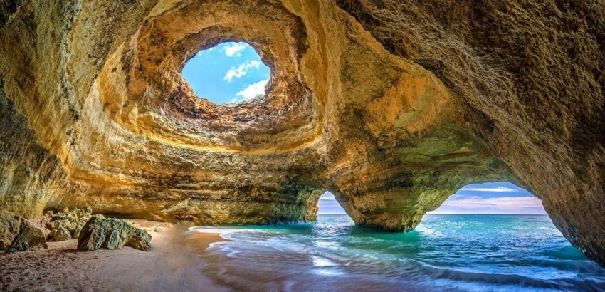Grotte Bénagil , site touristique à voir lors d'un voyage en août au Portugal