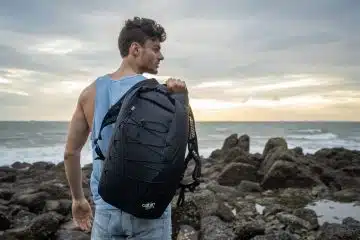 Voyageur avec sac au dos personnalisé